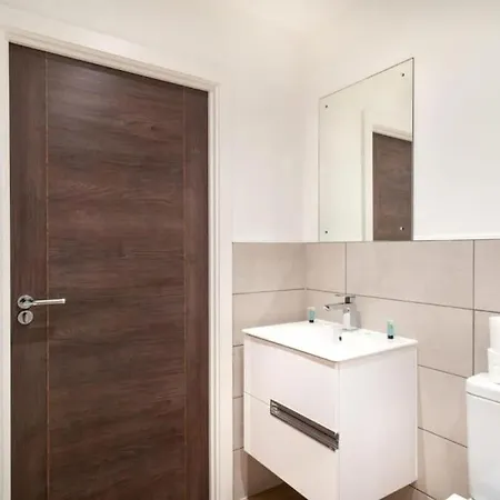 Snug 1Br Apt, 4Ktv-Free Parking Manchester Exterior photo